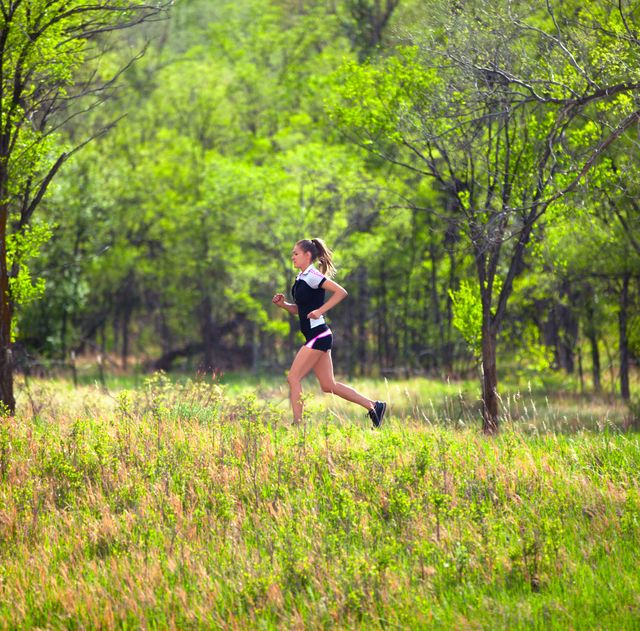 vrouw rennend in het bos