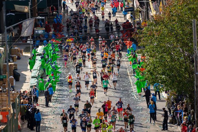 crowds turn out to cheer on new york city marathon runners