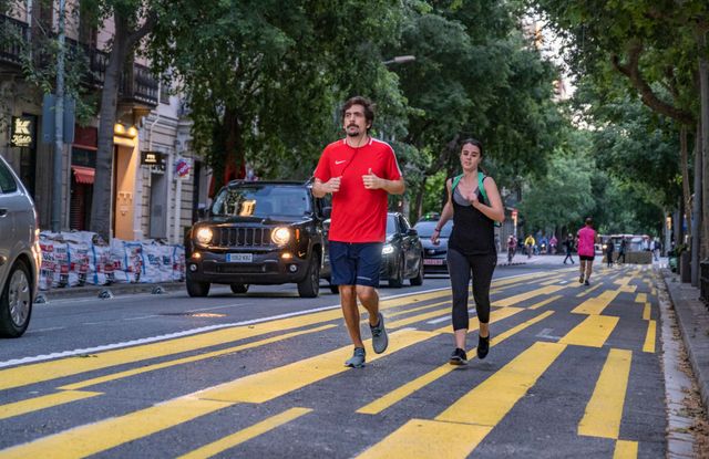 varios corredores hacen deporte en barcelona durante las fases de control de contagios