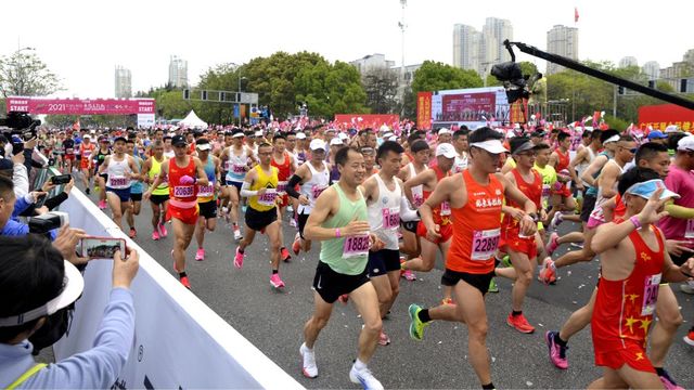 miles de personas corren el maratón de wuxi en china el 11 de abril de 2021
