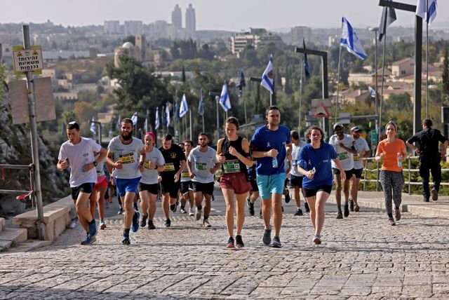 corredores en el maratón de jerusalén 2021