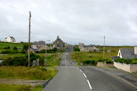 Escena rural y carretera en Cross, Lewis, en las Hébridas Exteriores, Islas Occidentales, Escocia