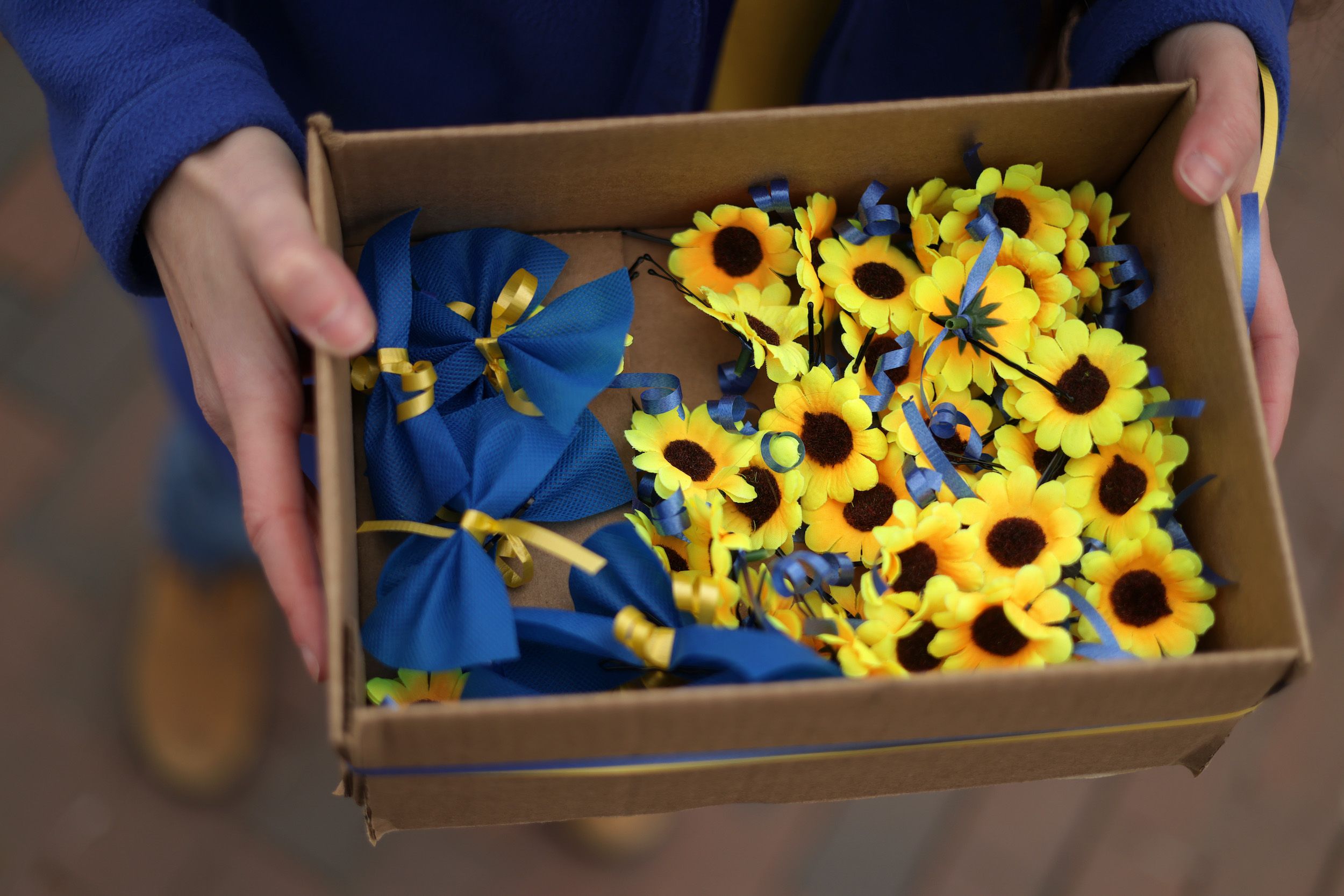 Ukraine Sunflower Pin Stand With Ukraine Anti War Button Ukrainian Sunflowers Ukrainian Support Make Love Not War Protest Custom Buttons