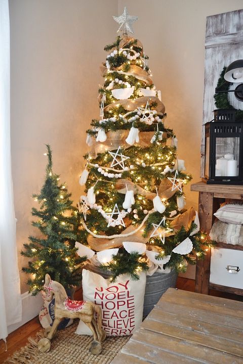 35 Best Rustic Christmas Trees - Country Christmas Decorations
