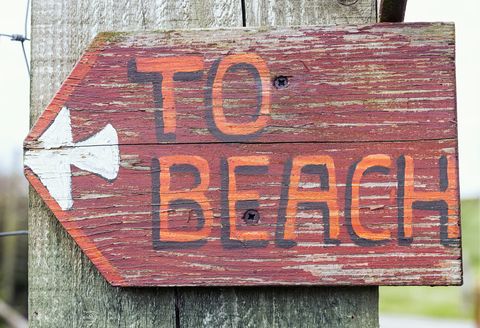 rustic 'to beach' sign