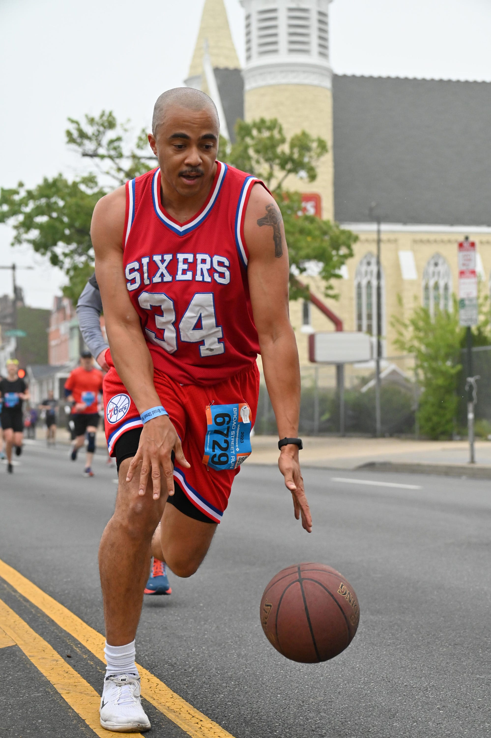 Famed Costumed Runner Finishes Broad Street Run as Charles Barkley