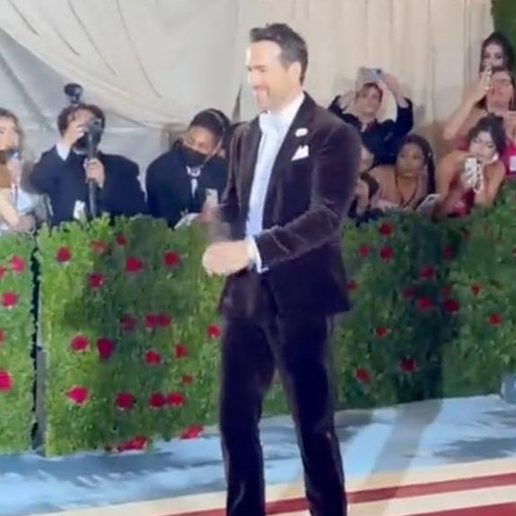 This Video of Ryan Reynolds Clapping for Blake Lively's Met Gala Dress Reveal Is So Pure