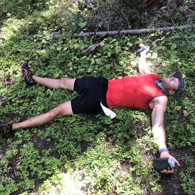 el atleta ryan hall tumbado en el suelo durante una ultramaratón