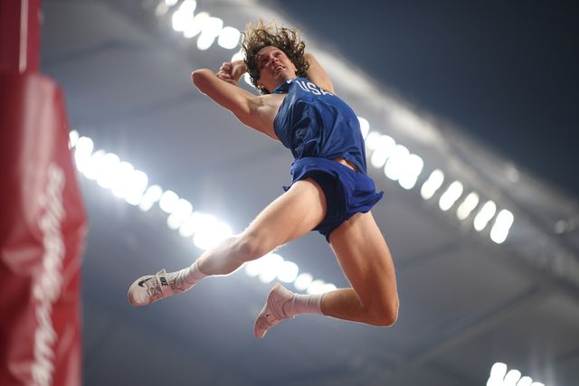 el pertiguista estadounidense cole walsh durante la caída de uno de sus saltos en la final del mundial de atletismo de doha 2019