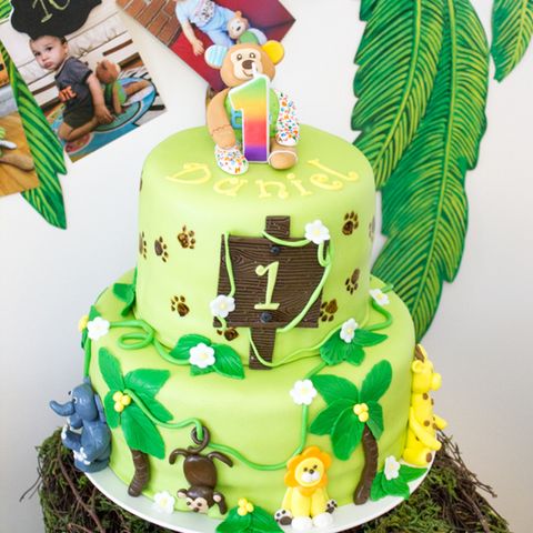 Cake, Cake decorating supply, Green, Sugar paste, Cake decorating, Birthday cake, Fondant, Pasteles, Baked goods, Dessert, 