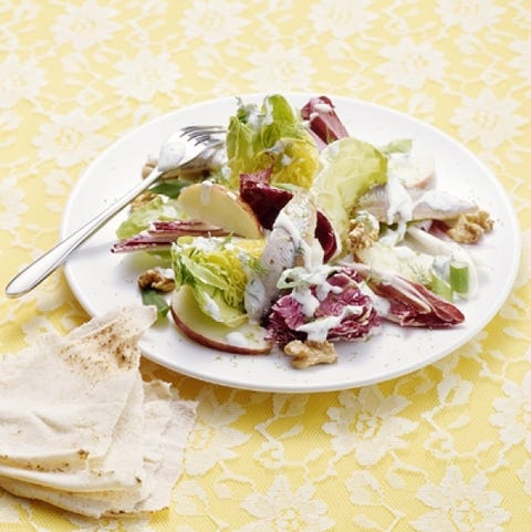 Salade van slaharten, appel en walnoten met sprotjes Salade van slaharten, appel en walnoten met sprotjes