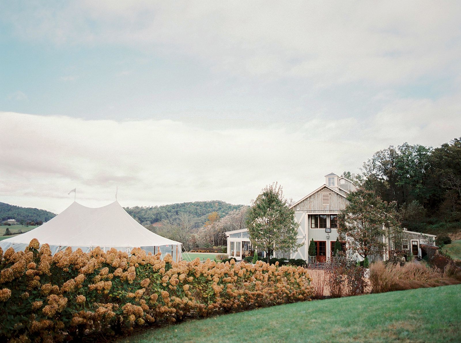 How To Keep Wedding Guests Cool During A Summer Ceremony