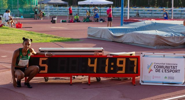 salma paralluelo posa con el marcador de su récord de españa de 300 metros vallas en castellón