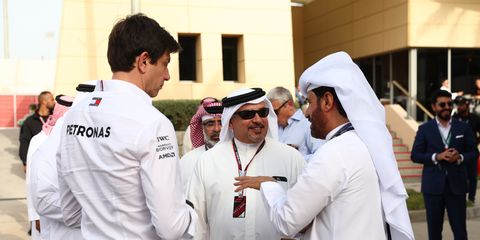 toto wolff y ben sulayem dialogan con el príncipe de bahréin en sakhir