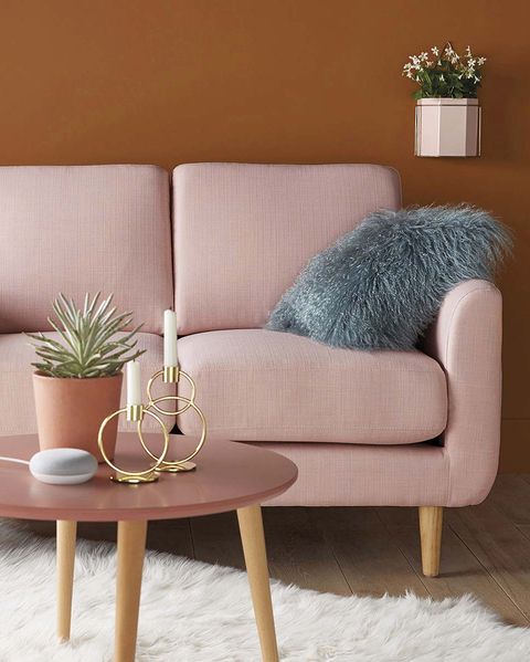 Manta de pelo largo: Salón con sofá rosa