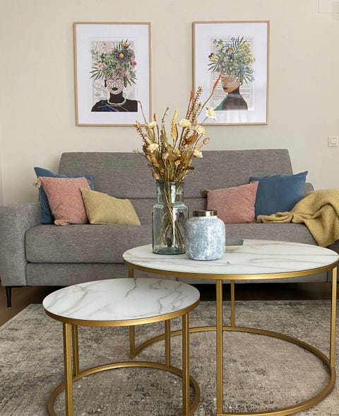 Salón con sofá gris y mesa de centro dorada con sobre de mármol salón con sofá gris y mesa de centro dorada con sobre de mármol