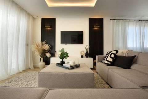 sofá esquinero gris en salón moderno