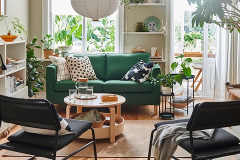 salón con plantas de ikea con sofá verde