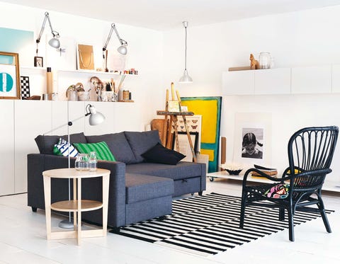 saló de ikea sofà llit i cadira negres