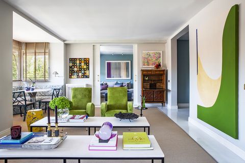 piso familiar de espacios abiertos    salón con butacas verdes gemelas