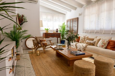 salón decorado con madera y fibras naturales en tonos cálidos