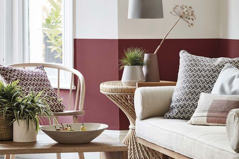 salón en color teja y muebles de madera