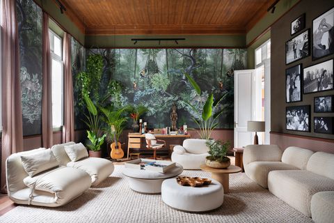 salón con papel pintado botánico y muebles blancos