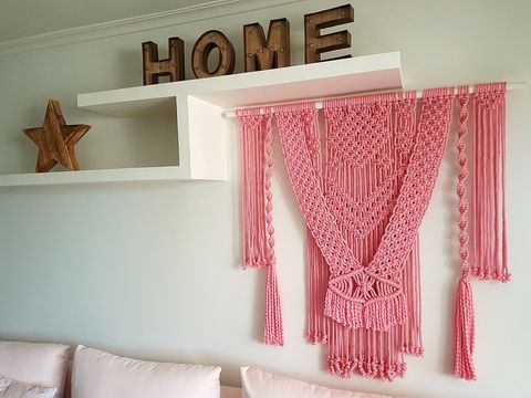 Salón decorado en tonos rosas