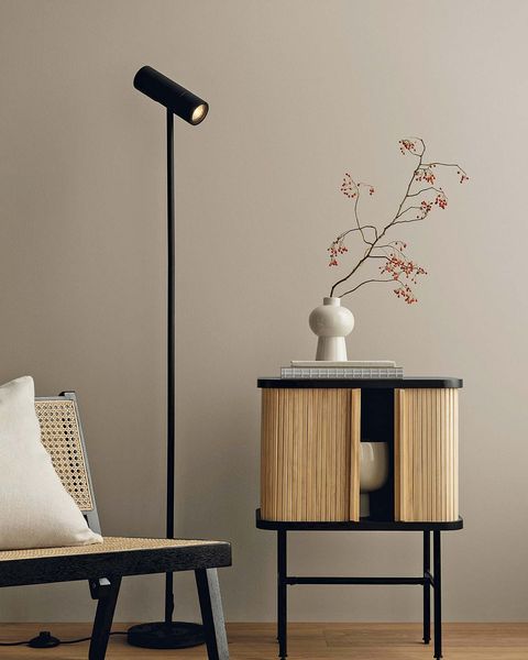 estilo japandi rincón con butaca de madera y rejilla con mesa auxiliar