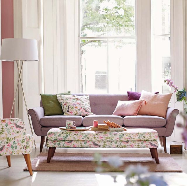 salón estilo romántico sofá morado y banco tapizado en flores