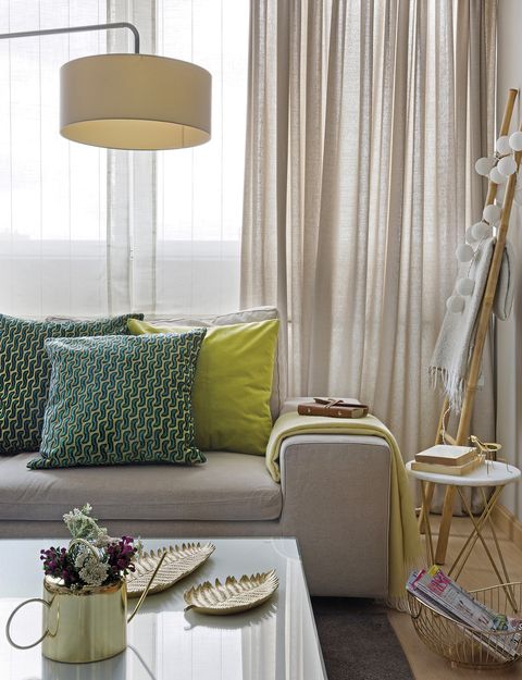 Ideas para combinar el color del sofá con los cojines