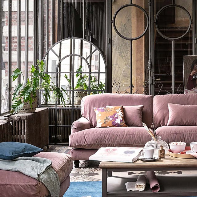 Salón industrial con sofá rosa y espejo tipo ventana salón industrial con sofá rosa y espejo tipo ventana