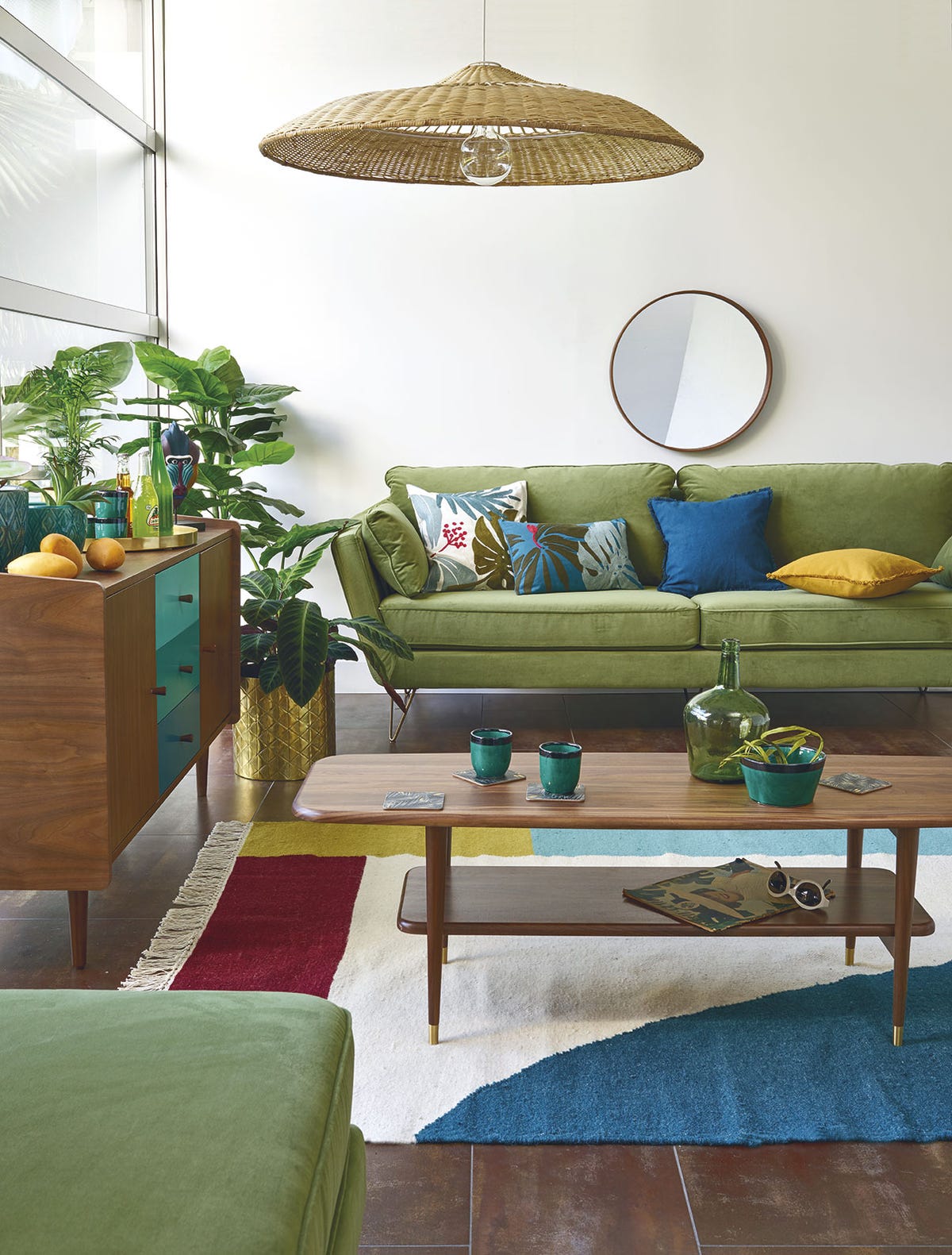 Recrea el estilo de este salón verde, amarillo y madera