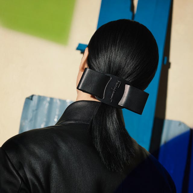 Ferragamo全新viva蝴蝶結髮夾好時髦 把經典蝴蝶結放大結合霧面牛皮與丹寧低調有質感 Ferragamo全新viva蝴蝶結髮夾好時髦 把經典蝴蝶結放大結合霧面牛皮與丹寧低調有質感