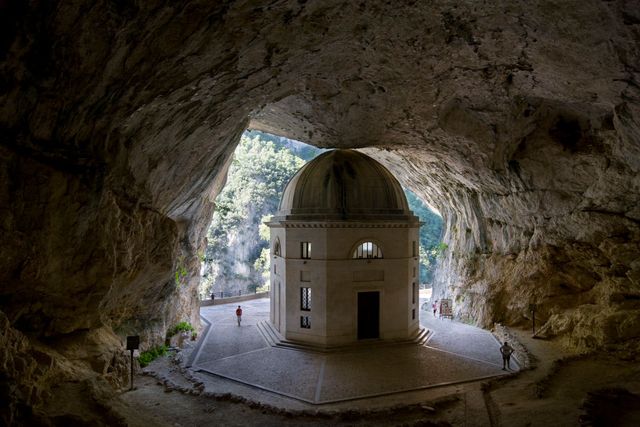 santuario della madonna di frasassi alle grotte di frasassi