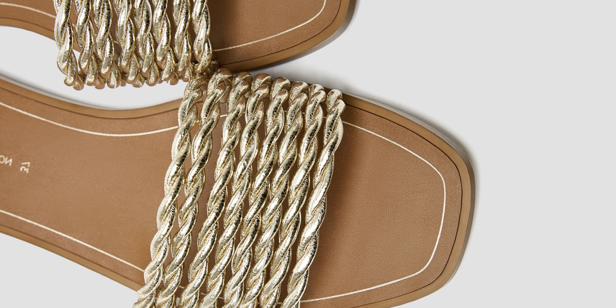 Estas sandalias planas trenzadas doradas Pull&Bear