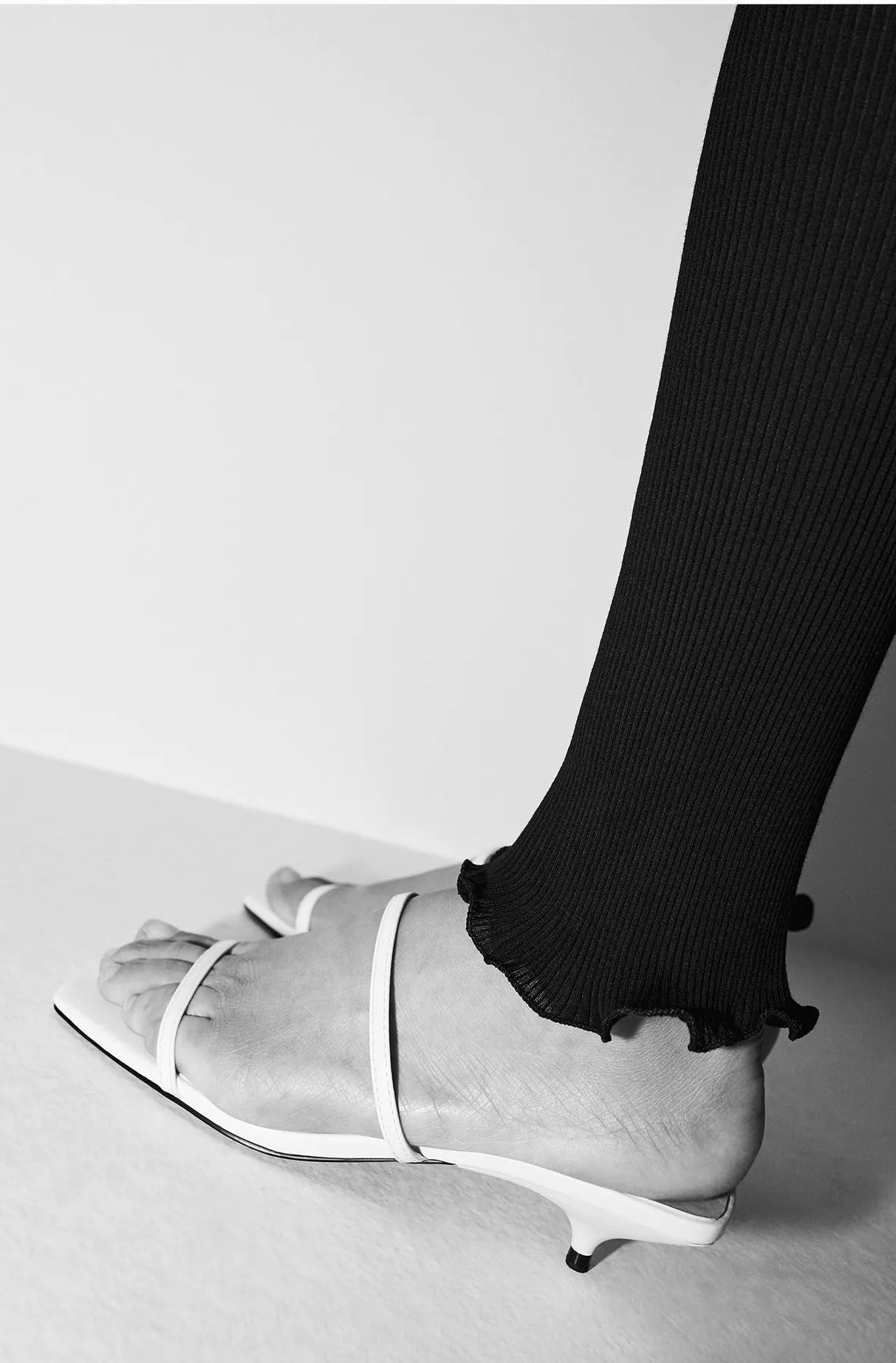 Zapatos Babuchas Sandalias con tacón Zara Sandalias con tac\u00f3n blanco puro elegante 