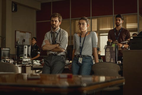 Santo santo l to r raÚl arevalo as millÁn, greta fernÁndez as susi in episode 01 of santo cr manolo pavÓnnetflix © 2021