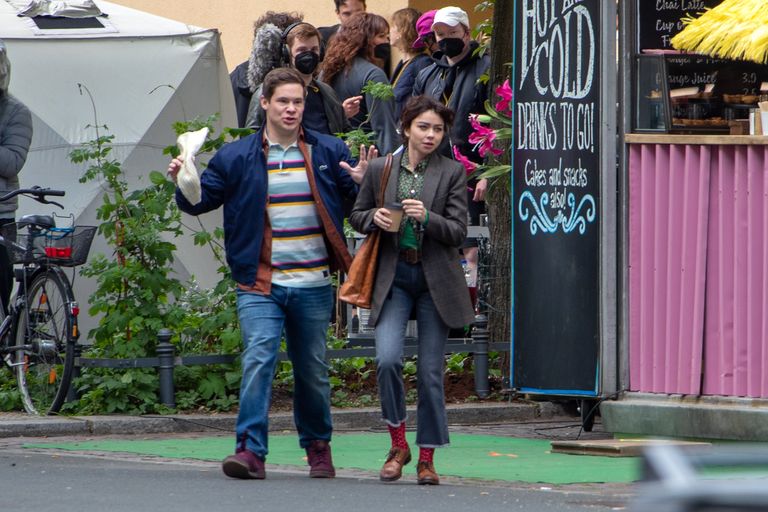 sarah-hyland-and-adam-devine-filming-pitch-perfect-1651740468.jpg?resize=768:*