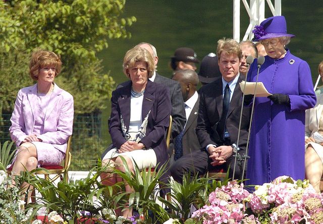 Prinses Diana's broers en zussen Lady Sarah McCorquodale, Barones Jane Fellowes, Earl Spencer en de Koningin in 2004's siblings Lady Sarah McCorquodale, Baroness Jane Fellowes, Earl Spencer and the Queen in 2004