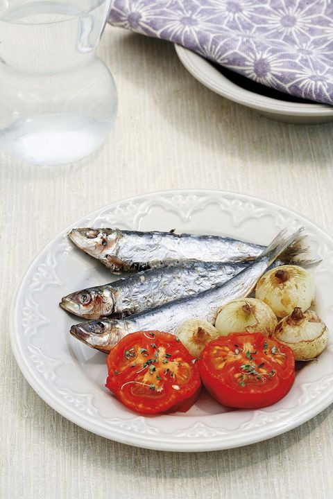sardinas con tomates y cebollitas
