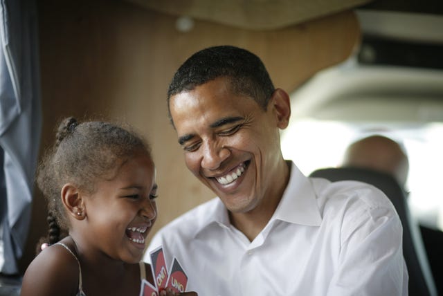 pella, ia 4 de julio, el senador estadounidense barack obama d il, su esposa michelle y sus dos hijas sasha 6 y malia 9 juegan a las cartas en su rv, 4 de julio de 2007 en un giro de campaña entre oskaloosa y pella, iowa el senador estadounidense de illinois, que está en un giro de campaña de dos días por Iowa, anunció recientemente que su campaña había recaudado 325 millones en el segundo trimestre, superando a su rival sen hillary Clinton d. ny, quien sacó 20 millones de fotos de charles ommanneygetty images