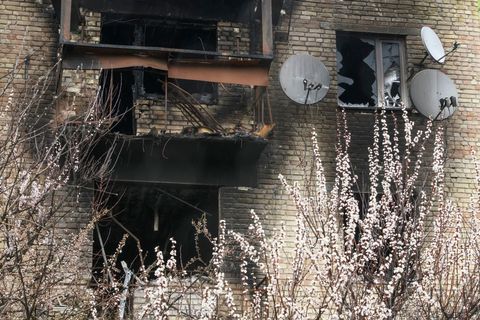 تدمير ممتلكات مدنية وسط الغزو العسكري الروسي لأوكرانيا في منطقة كييف ، أوكرانيا