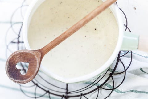 Casserole de crème anglaise à la vanille maison et cuillère de cuisson Casserole de crème anglaise à la vanille maison et cuillère de cuisson