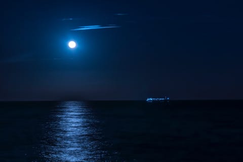 改めて知りたい ブルームーン の本当の意味と由来 改めて知りたい ブルームーン の本当の意味と由来