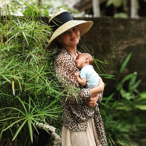 chrissy-teigen-aardbeving-bali