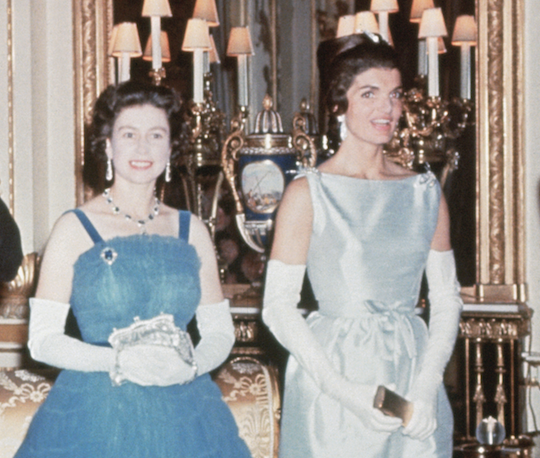 Regina Elisabetta Jacqueline Kennedy litigio per questo abito