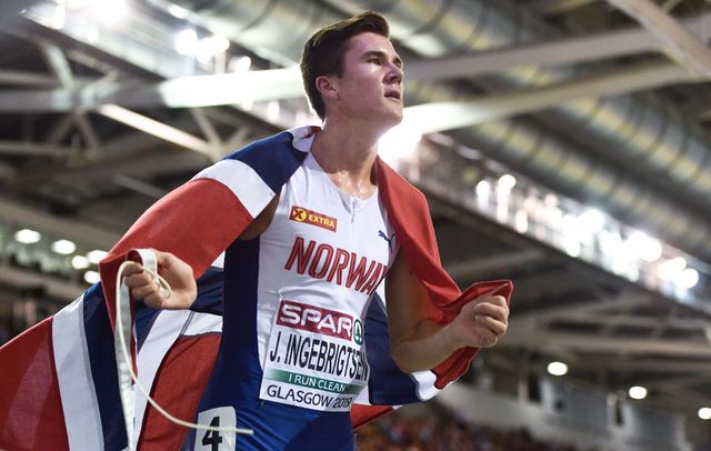 jakob ingebrigtsen celebra su victoria en los 1500m del europeo de atletismo en pista cubierta de glasgow con la bandera de noruega