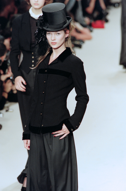 Kate Moss de preto com chapéu