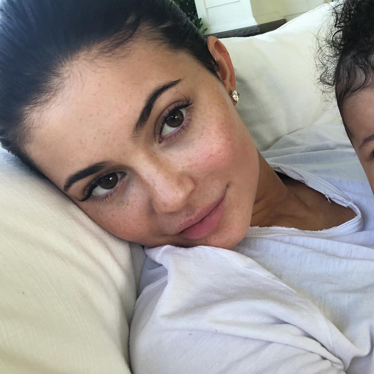 50+ Celebrities Without Makeup 2018 Best Celeb Selfies with No Makeup